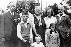 Gertrude Grigg and other family members