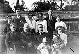 Elizabeth & Kate Grigg with other family members